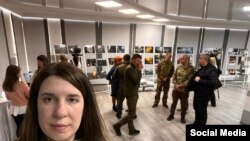 Ірина Рибакова під час відкриття виставки «Соледар. Сіль. Війна»