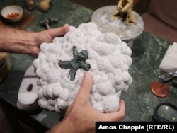 Колодко зі своєю незавершеною роботою Путіна. Свої статуетки митець виготовляє з пластиліну, з якого робиться відлив, а потім заливається розплавлена бронза