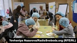 Під час майстер-класу з виготовлення тортів-конструкторів