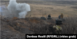 Піхотинці ЗСУ вчаться кидати гранати на одному з полігонів