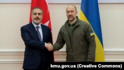 Хакан Фідан (праворуч) під час зустрічі назвав експорт зерна та відбудову України серед важливих пунктів порядку денного зустрічі