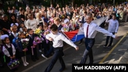 Ruski đaci paradiraju sa ruskom nacionalnom zastavom tokom ceremonije 'prvog zvona' povodom početka školske godine u Moskvi 1. septembra 2023. (Foto: Jurij KADOBNOV / AFP)