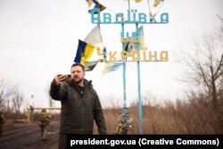 Президент Володимир Зеленський відвідав Авдіївку 29 грудня 2023 року. Зараз було рішення, щоб ЗСУ залишили місто для збереження життів вояків