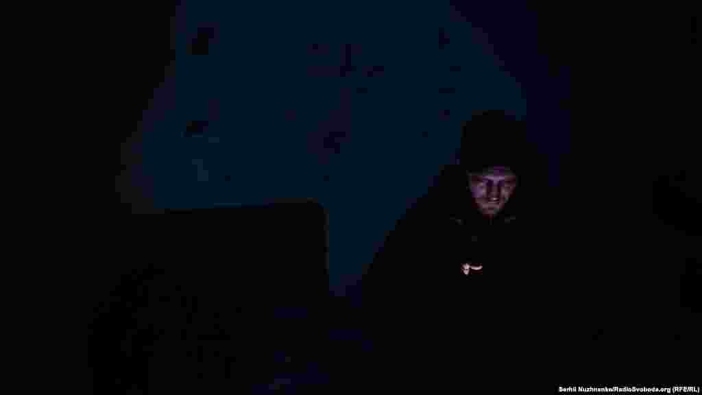 На вечір бійці змінюються і частина з них відправляється на відпочинок. 