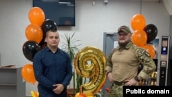 Военный Данил Шарган (справа)