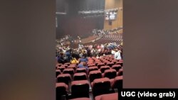 Усередині концертного залу після того, як почалася стрілянина