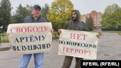 Георгий Павлов (слева) на акции в поддержку осужденного националиста Артёма Милушкина