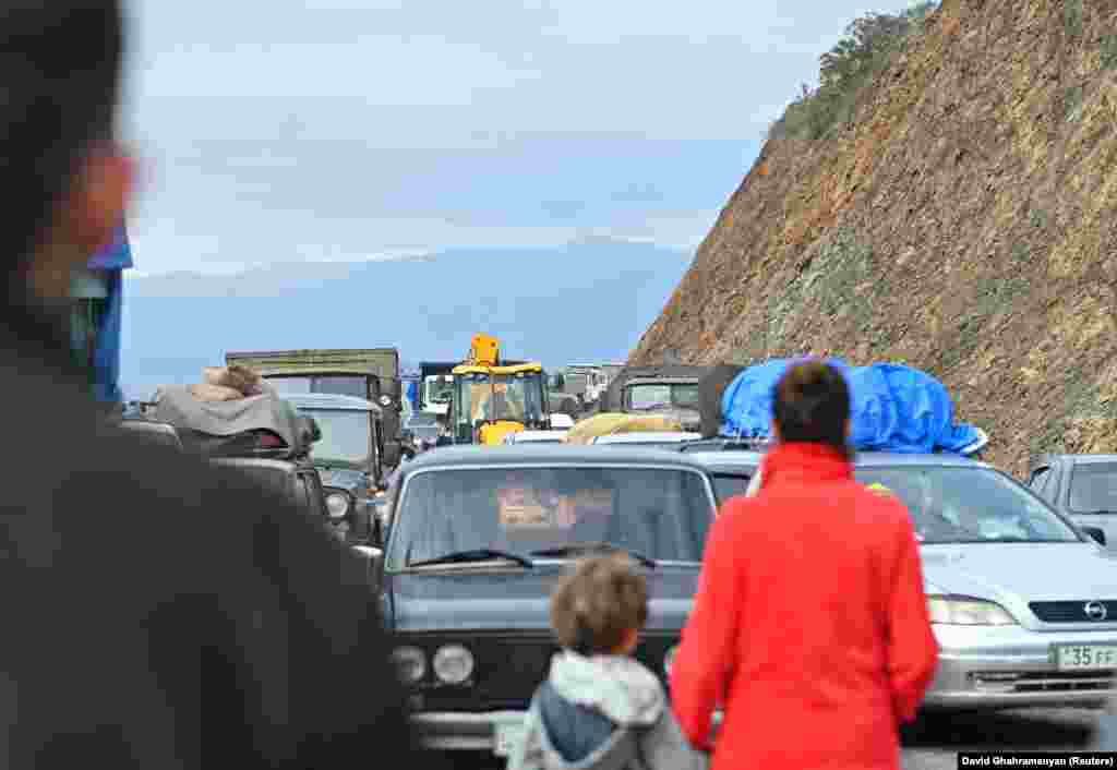 Прем’єр-міністр Вірменії Нікол Пашинян заявив про готовність прийняти біженців із Нагірного Карабаху. Станом на ранок 26 вересня до Вірменії ыз Нагірного Карабаху в’їхали понад 13 тисяч людей
