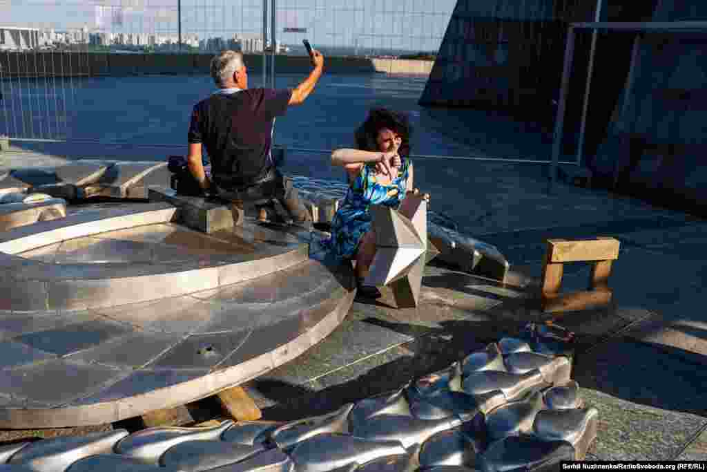 Журналісти і працівники музею фотографуються з елементами радянського герба 