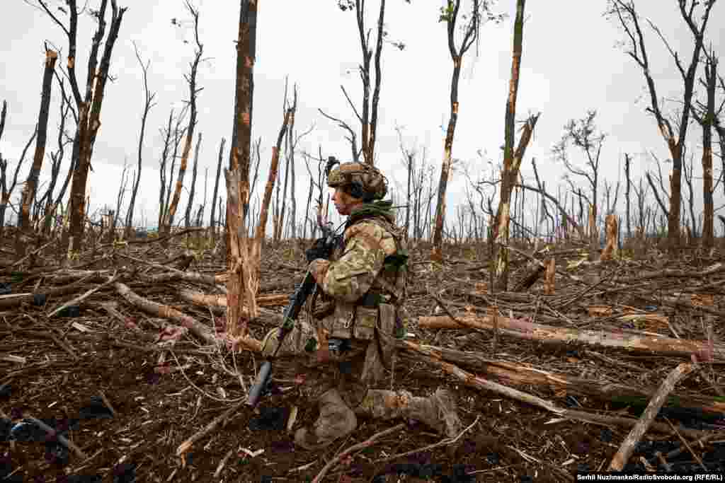 «Перед штурмом була спеціально обрана тактика для просування: кількість людей, груп. У кожної групи було своє завдання. Моя задача, як командира, була вести людей, контролювати хід бойових дій, показувати впевненість та авторитет. Якщо мої люди побачать в моїх очах запал і бойовий дух – підуть за мною до кінця, й будуть самі вмотивовані» – Сергій. Через декілька днів Сергій буде поранений під час штурмових дій, проведе декілька місяців в шпиталі. Зараз він знову у своїй «десятці»