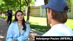 Олександр під час інтерв’ю із журналісткою Радіо Свобода Роксоланою Бичай