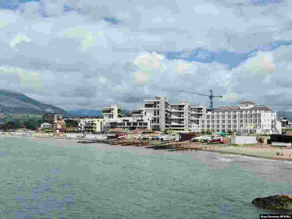 На месте разрушенного детского лагеря «Чайка» идет плотная застройка зданиями будущих отелей