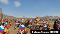 Могилы погибших на войне с Украиной на одном из кладбищ Новосибирска