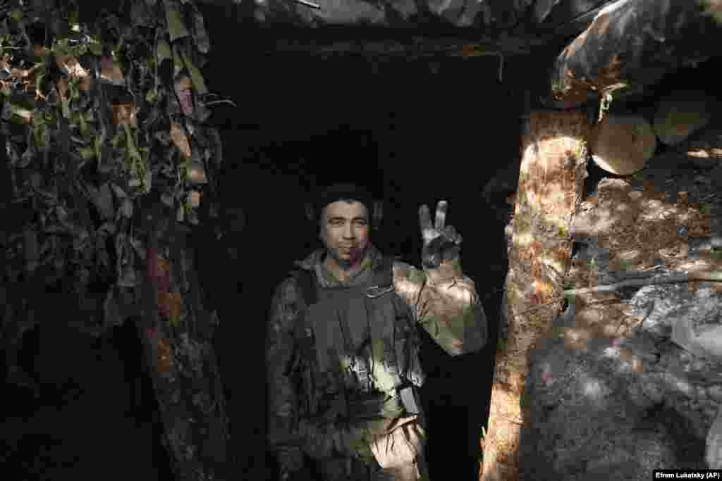 Український військовий показує «знак перемоги» зі свого окопу біля Кліщіївки. Донеччина, 2 березня 2024 року Україна вже два роки дає відсіч широкомасштабній агресії Росії. Росія напала на Україну ще 10 років тому, захопивши Крим. Україна наполягає, що згідно з міжнародним правом Росія має повернути всі українські території, включно з Кримом, і виплатити репарації за все, що цілеспрямовано зруйнувала.    