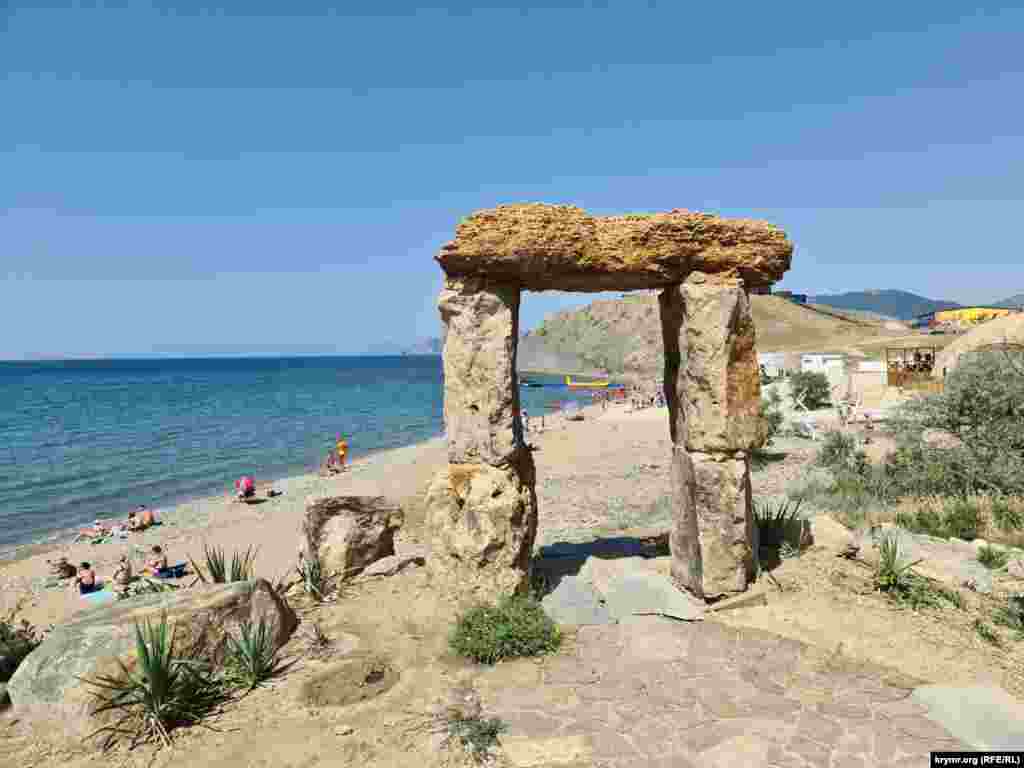 Арт-объект «Киммерийские врата» у пляжа «Ракета», июль 2024 г., восточный Крым