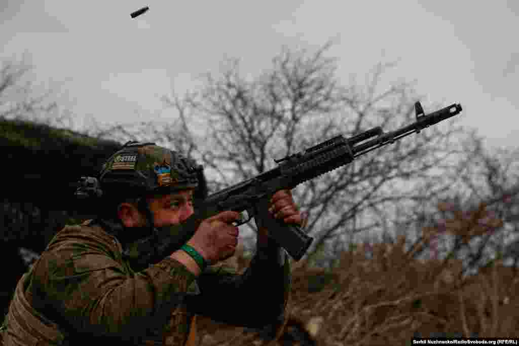 У небі виявляють «Ланцет», поки «ЗУшка» виїжджає з укриття, всі присутні військові відкривають вогонь зі стрілецької зброї