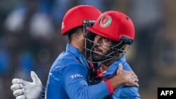 حشمت شهيدي او عظمت عمرزی یو بل ته د لوبې ګټلو مبارکي ورکوي.