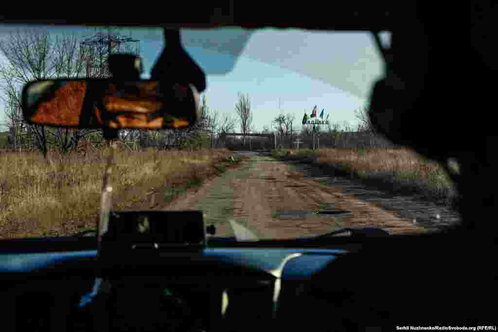 Восени 2023-го російська армія розгорнула безпрецедентний за масштабом наступ на Авдіївку. Стела «Авдіївка» з прапорами України, листопад 2023 року