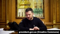 За даними видання, кремлівська пропаганда, націленої на Зеленського з метою розділити та дестабілізувати українське суспільство