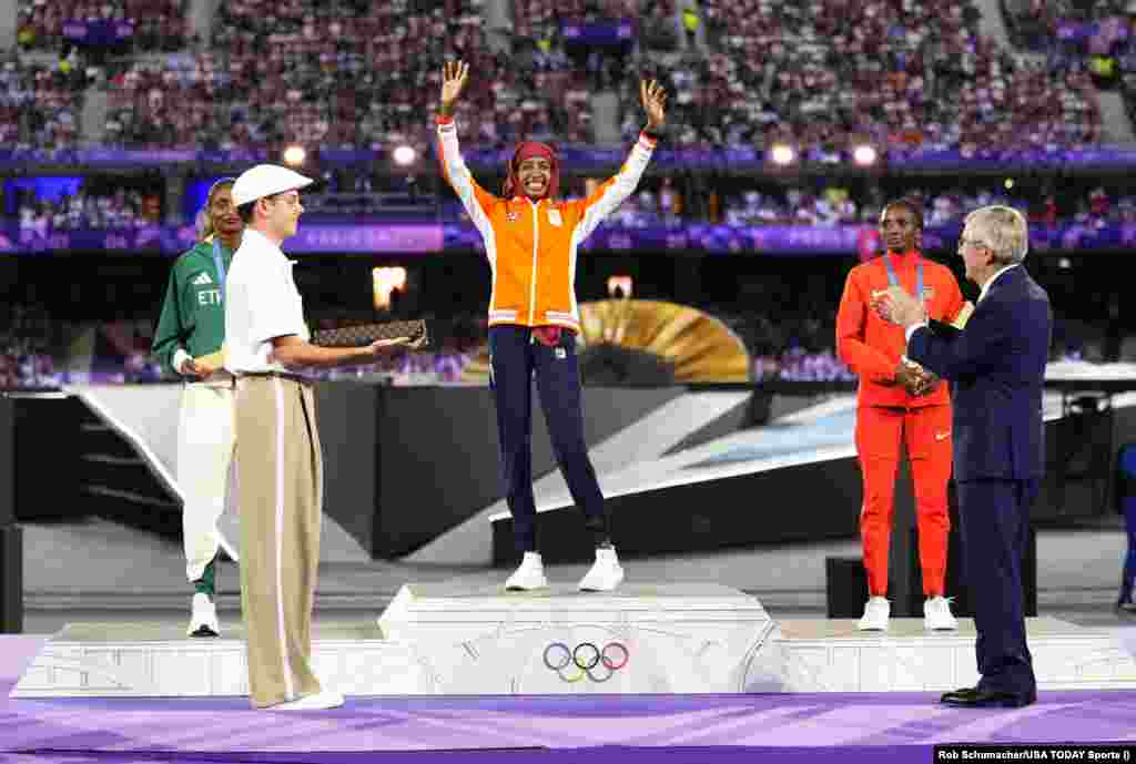 Ще одна традиція: під час закриття Олімпіади нагороджують призерів у бігу з марафону. Уперше перед багатотисячною публікою свої нагороди отримали саме представниці жіночого забігу