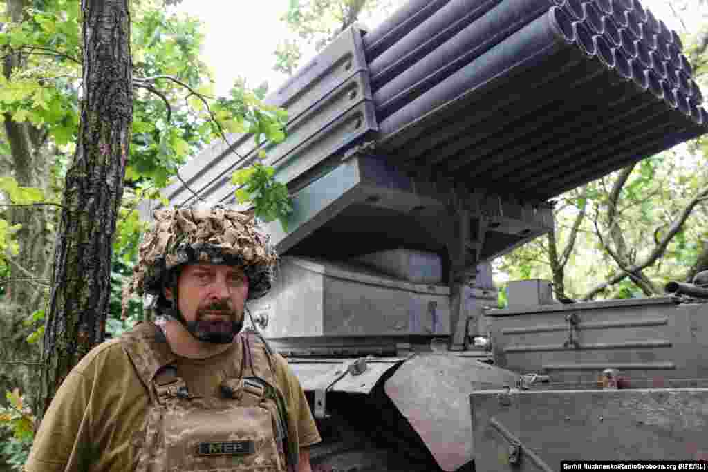 Знайомимось, Андрій Старух, командир розрахунку БМ-21 «Град» і діючий міський голова міста Монастириська, на Тернопільщині. «Я другий раз на війні, прийшла повістка, воював у 15-му році під Красногорівкою, мінометна батарея. А цей раз я вже сам пішов, попросив воєнкома, щоб він виписав повістку. Прийняли бюджет, програми соціально-економічного розвитку, лишив хорошу команду, далі спілкуємося дистанційно, так, їм без мене важче, але це було рішення. Ми як артилеристи отримуємо від арт-розвідки інформацію про цілі, які ми маємо накрити. Що ми й робимо», – говорить Андрій Старух 