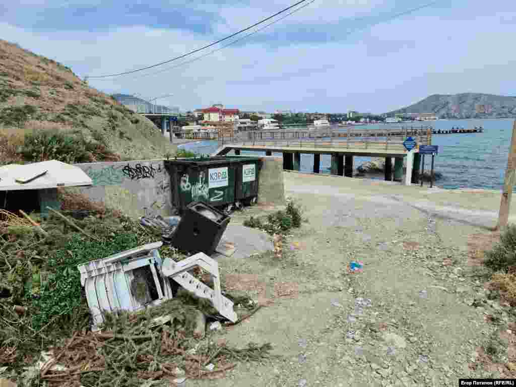 Свалка у набережной Судака. На мусорном контейнере «красуется» буква Z