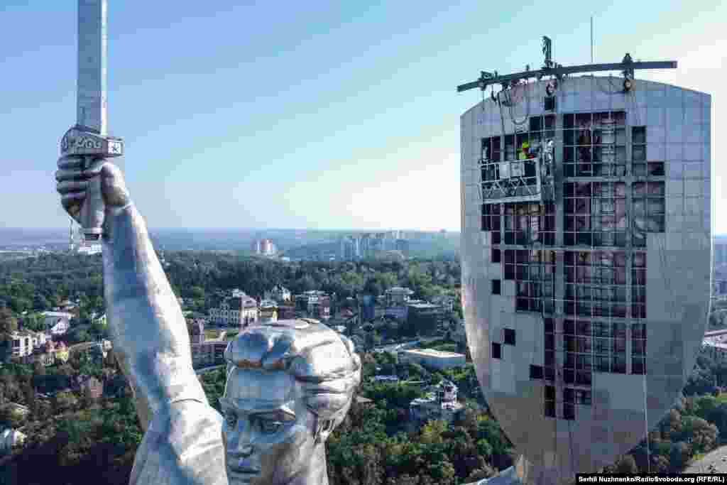 Перед цим вдень тривала підготовка до монтажу Тризуба на щиті монументу