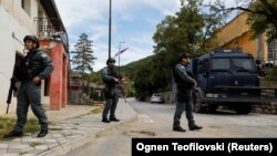 Kosovski policajci patroliraju nakon pucnjave u selu Banjska na severu Kosova, 27. septembra 2023.