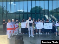 18 ივლისს ზაური და ტატიანა იუსტიციის სახლთან მივიდნენ. იქ, სხვა დევნილებთან ერთად, საქართველოს მოქალაქეობის გამარტივებული წესით მიღება მოითხოვეს.