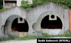 Gradnja zanatskog centra u užoj gradskoj jezgri čeka na završetak već 33 godine, Srebrenica, avgust 2024.