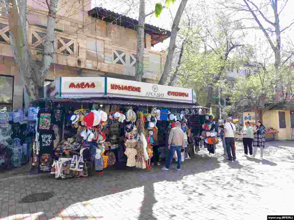 Возле ларьков с сувенирами прибавилось покупателей – верный признак приближающегося курортного сезона. Каким он буде в этом году, предсказать не может никто