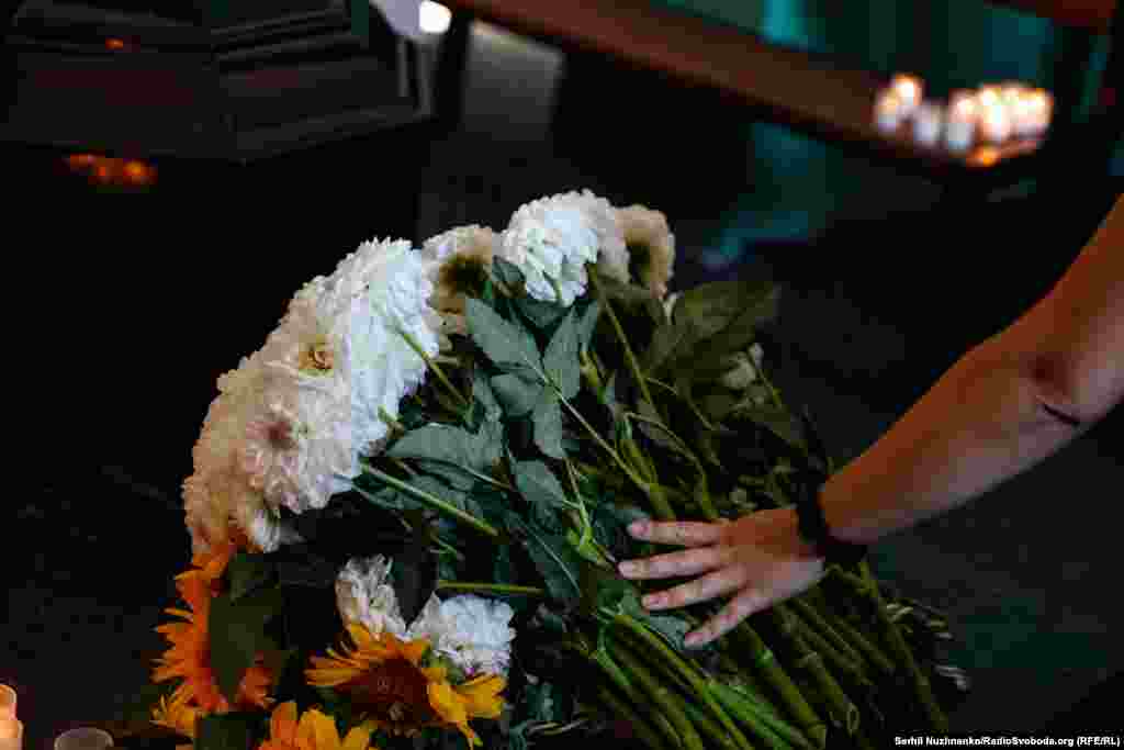 Перед прощанням «Госпітальєри» закликали купити квіти на вулиці в бабусі чи дідуся. Олександра за життя опікувалася старенькими людьми, і так вшанувати памʼять про неї