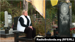 Неля Шастун, мати загиблого військового Ігоря Шастуна на могилі у сина. Білогородка, Київcька область, 12 жовтня 2023 року