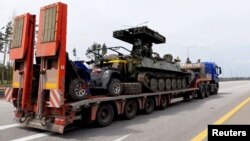 Одна з вантажівок ПВК «Вагнер», на якій зенітно-ракетний комплекс, поблизу Воронежа на трасі M-4 в напрямку до Москви, 24 червня 2023 року