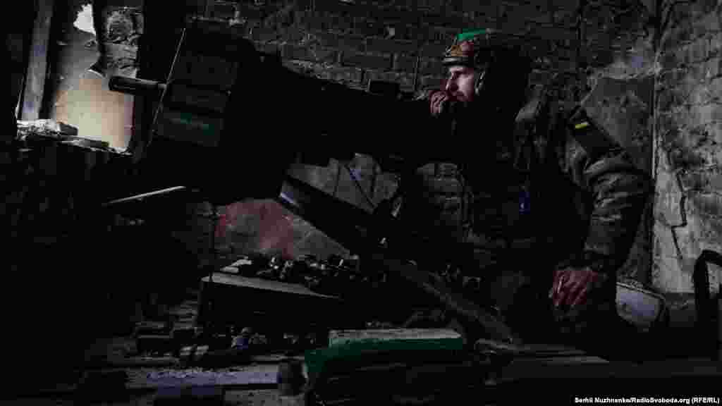 «Ситуация такая, что мы держимся, мы лупим. Делаем все, чтобы удерживать землю от червей-интервентов. Трудно нам, тяжело. Преимущество у врага во всем, но что делать? Лупим тем, чем есть. Нет на одно средство чего-то, лупим из того, что есть. Сдерживаем пехоту. Здесь основная проблема – это пехота, потому что они не жалеют людей. Здесь все засеяно, эта вся линия засеяна трупаками» – говорит военный Юрий