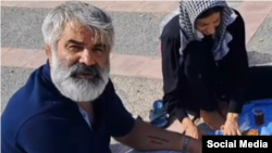 حضور پدر و مادر محمدمهدی کرمی در کنار آرامگاه فرزندشان