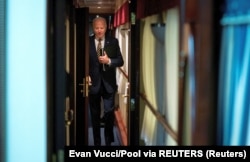 Президент Джо Байден у потязі «Укрзалізниці» під час несподіваного візиту до Києва 20 лютого 2023 року. У потязі з Польщі він провів майже 10 годин