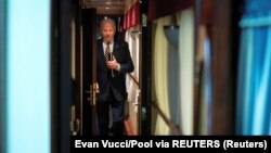 Президент США Джо Байден у потязі у день неоголошеного візиту до України. Київ, 20 лютого 2023 року. Він майже 10 годин їхав потягом із Польщі до Києва