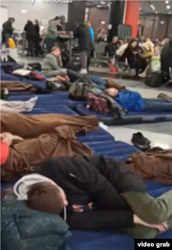 Українці чекають на фільтрацію в московському «Шереметьєво»