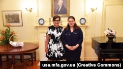 Посол України у США Оксана Маркарова і колишній міністр торгівлі США Пенні Пріцкер, яку призначили на посаду спеціального представника з питань економічного відновлення України