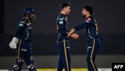 د اپريل پر ۲۵مه، راشد خان، نور احمد لکڼوال او وريدامان ساحا د مخالفې لوبډلې يوه ويکټ اخیستل لمانځي.