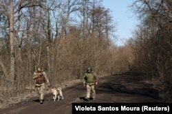 Українські військові біля Кремінної