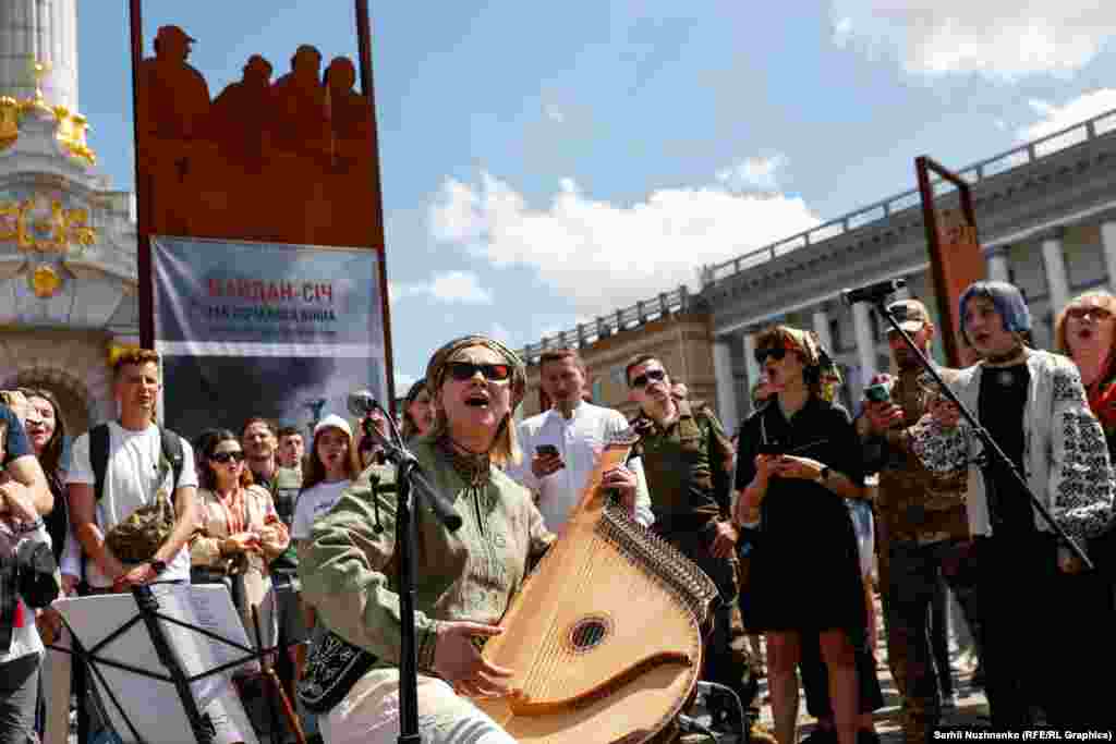 Під час прощання з парамедикинею Іриною Цибух на майдані Незалежності присутні співали пісень, які вона сама обрала. Вона написала: «Хочу, щоб усі співали на прощанні, навчились хоча б десятьом змістовним пісням і заспівали їх одноголосно, щоб погасити журбу рідним співом» Список пісень опублікував медичний добровольчий батальйон «Госпітальєри»