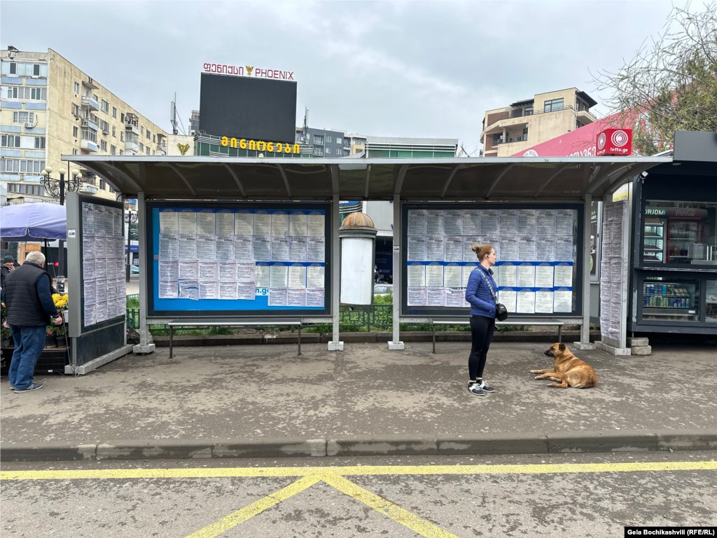 თბილისი, მეტროსადგურ &bdquo;ვარკეთილის&ldquo; მიმდებარე გაჩერებაზე ე.წ. აგენტების კანონის სარეკლამო ბროშურები გამოაკრეს. თბილისი, 9 აპრილი, 2024