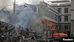 Результат російського ракетного удару по Одесі в ніч на 20 липня 2023 року. Україна стверджує, що російські атаки не лише знищили зерно, яке було призначене Китаю, а й пошкодили будівлю генерального консульства КНР в Одесі.