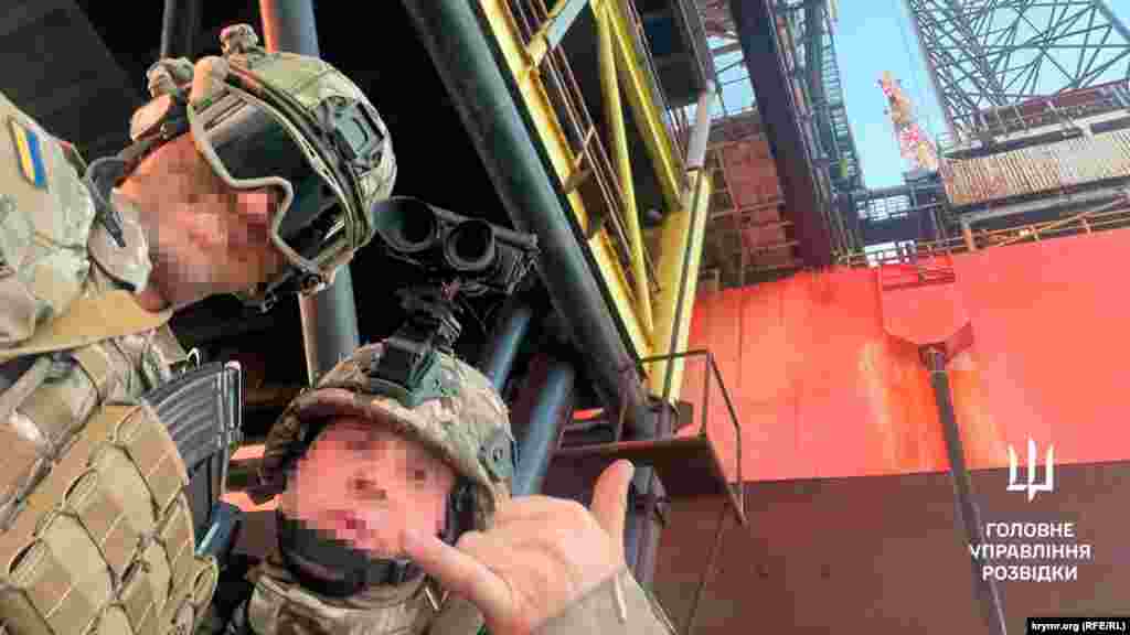 Бойцы спецотряда ГУР Минобороны Украины на одной из «вышек Бойко», август-сентябрь 2023 года, Черное море. Фото ГУР МОУ.