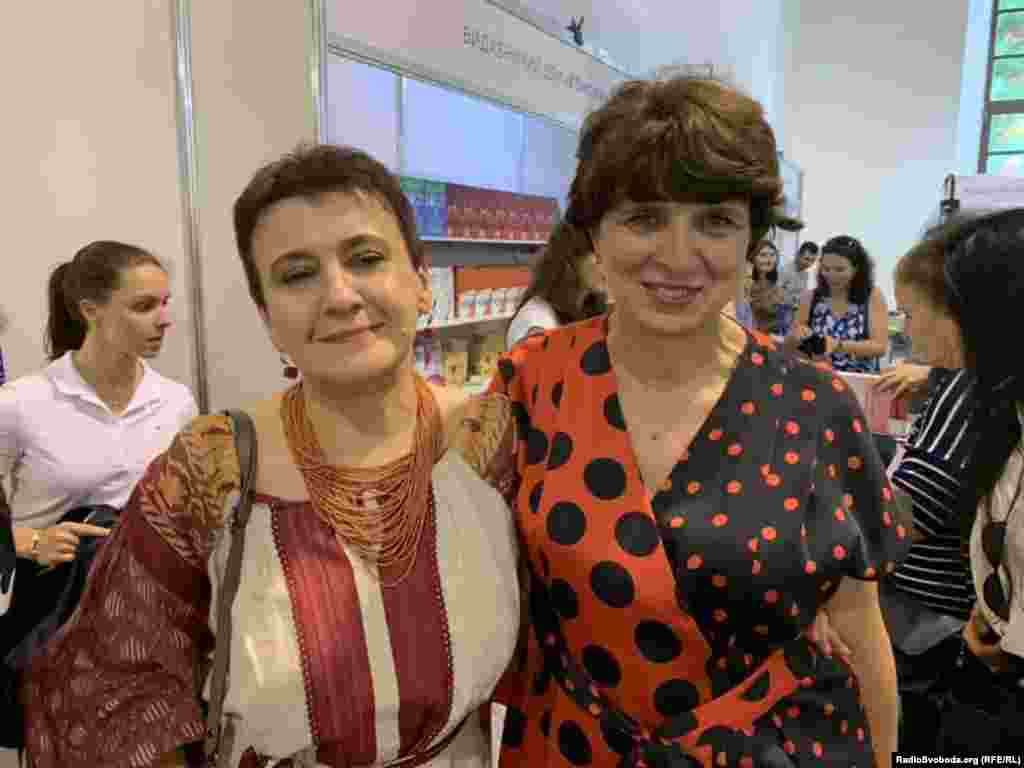 За словами письменниці Оксани Забужко (ліворуч), вона познайомилася з Інною Кузнецовою ще у студентські роки: «Інні було тоді 17, мені 19. Вона була товариська дівчинка, легко встановлювала контакт і якось дуже природно його підтримувала, але, думаю, запам'ятала я її не тому, а тому, що вона була україномовна».  Її колишні колеги, ще до роботи на Радіо Свобода, найчастіше пригадують прямий ефір з послом Росії в Україні Віктором Черномирдіним, під час якого журналістка наголосила, що російська мова для неї є іноземною  