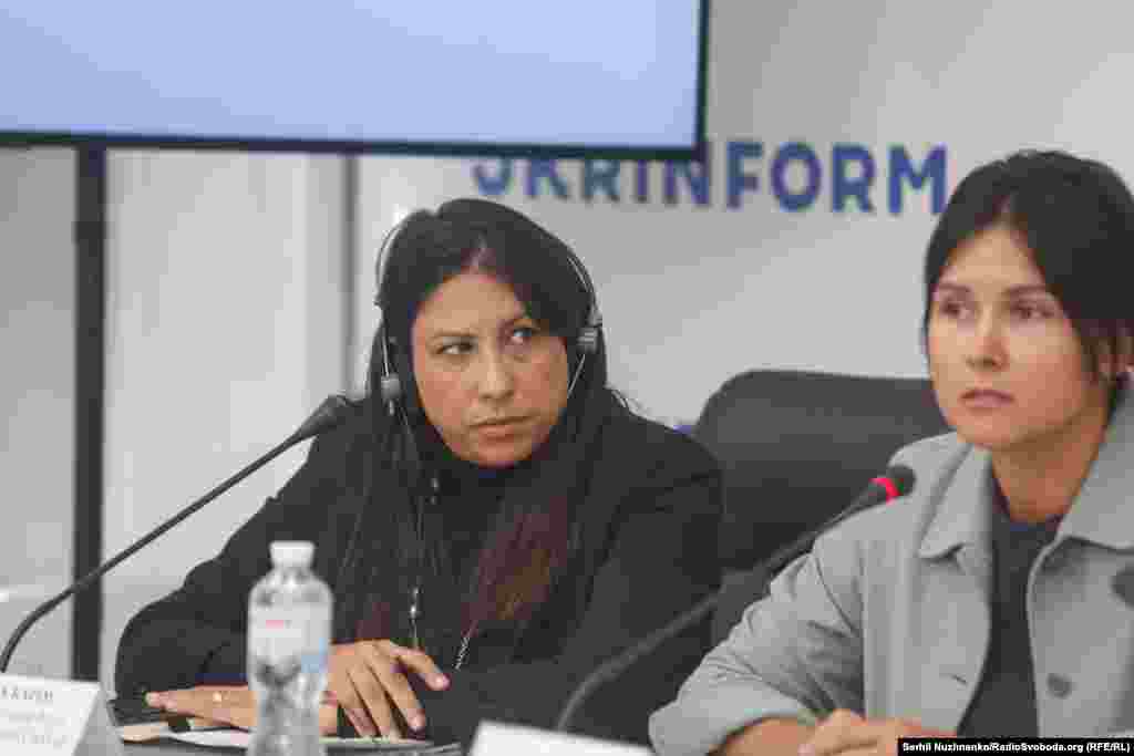 Дружина ув'язненого журналіста Катерина Єсипенко (праворуч на фото) розповідає про стан її чоловіка та про те, що відомо про умови його утримання в незаконному ув'язненні.  Нікола Карім, головна редакторка Радіо Свобода (ліворуч на фото) заявивла, що , Радіо Вільна Європа/Радіо Свобода (РВЄ/РС) вважає своїм найвищим пріоритетом боротьбу за звільнення своїх журналістів, які перебувають у в’язниці.  
