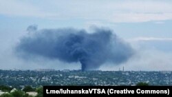 Світлина, на якій, за інформацією голови Луганської ОВА Артема Лисогора, палають після завданого удару, майданчики машинобудівного заводу в Луганську, де російські окупанти зберігали свою техніку. Луганськ, 4 серпня 2024 року