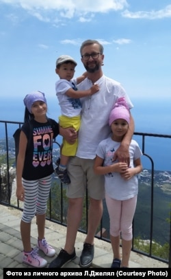 Нариман Джелял с детьми в Крыму, архивное фото